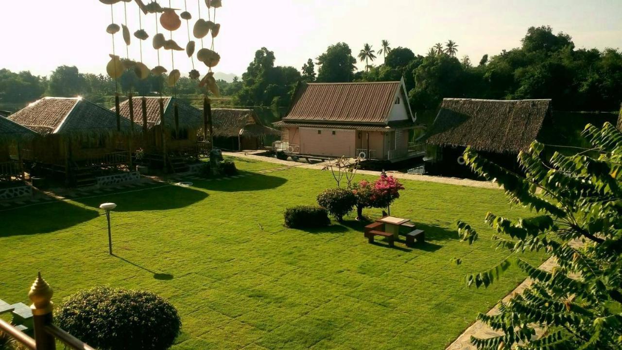 Bamboo House सहारा Kanchanaburi